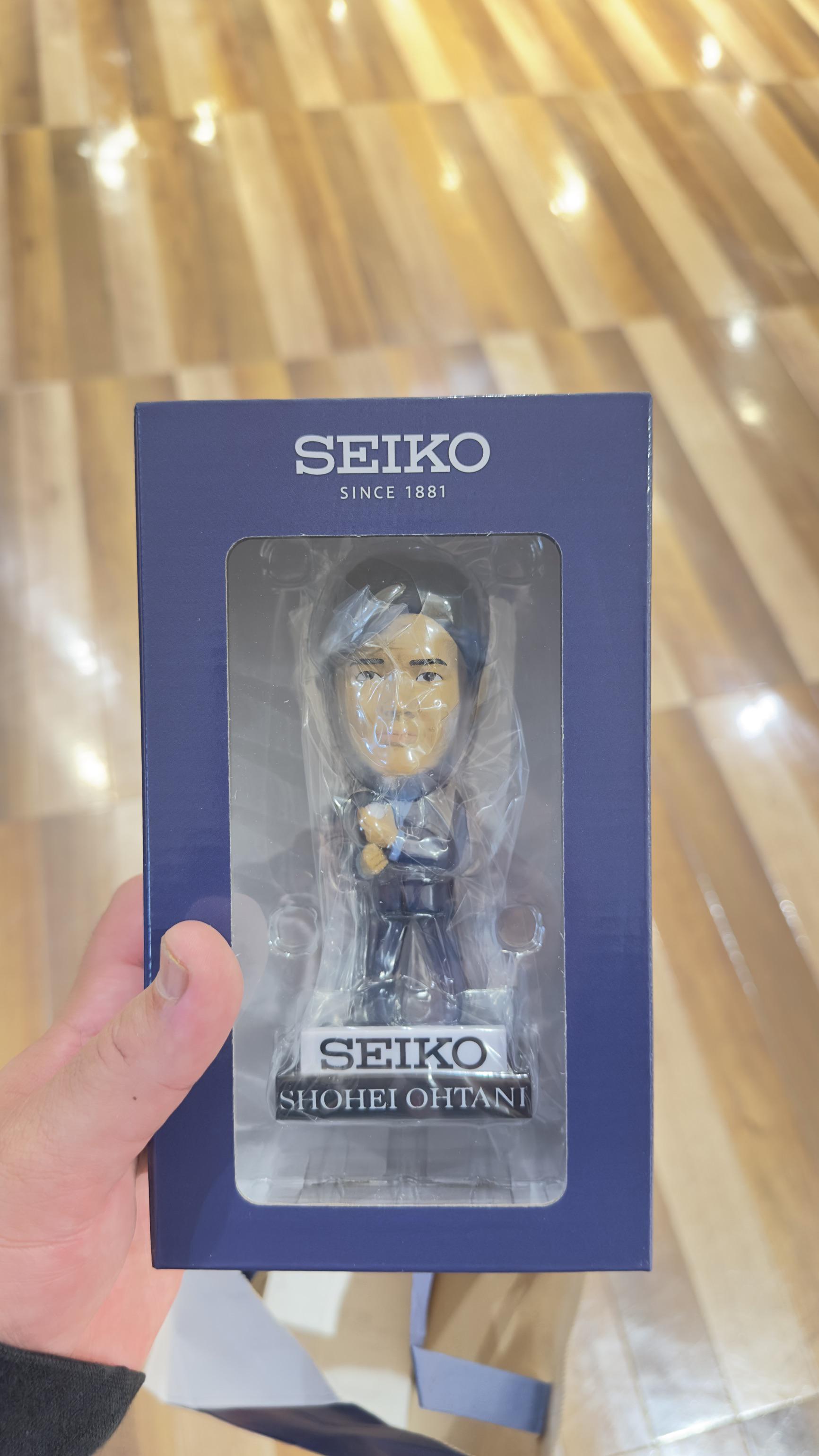 日本で時計を購入した際、冗談で聞いた大谷翔平のボブルヘッドをプレゼントされた（海外の反応）