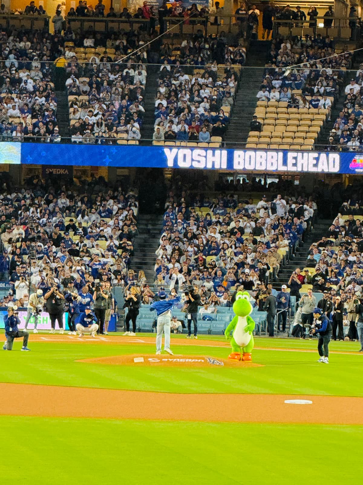 ドナルド・グローバー（ヨッシーの声優）が山本由伸への始球式を披露！🔥 YOSHI！（海外の反応）