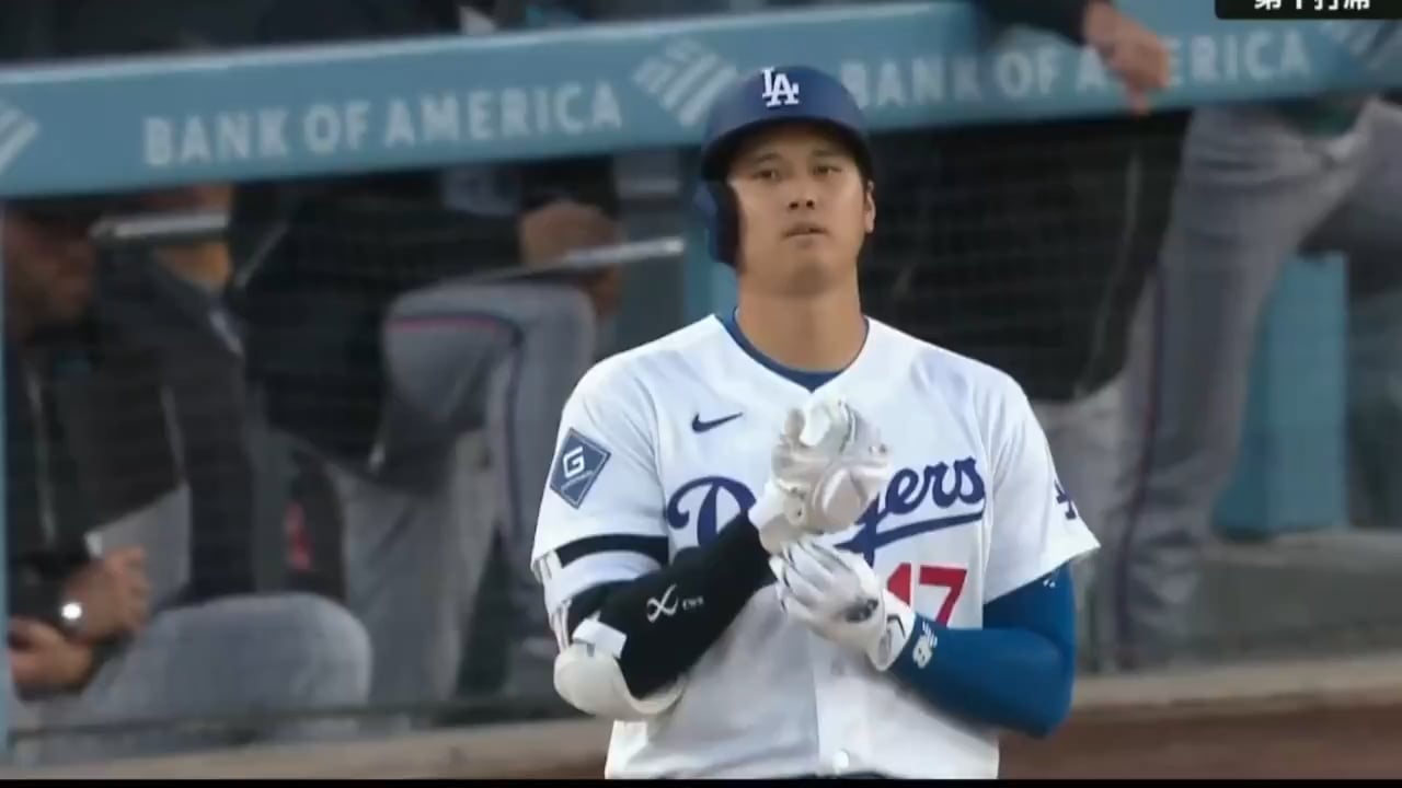大谷翔平が元コーチとエア・ヘルメットタッチ！微笑ましい交流にファン歓喜（海外の反応）