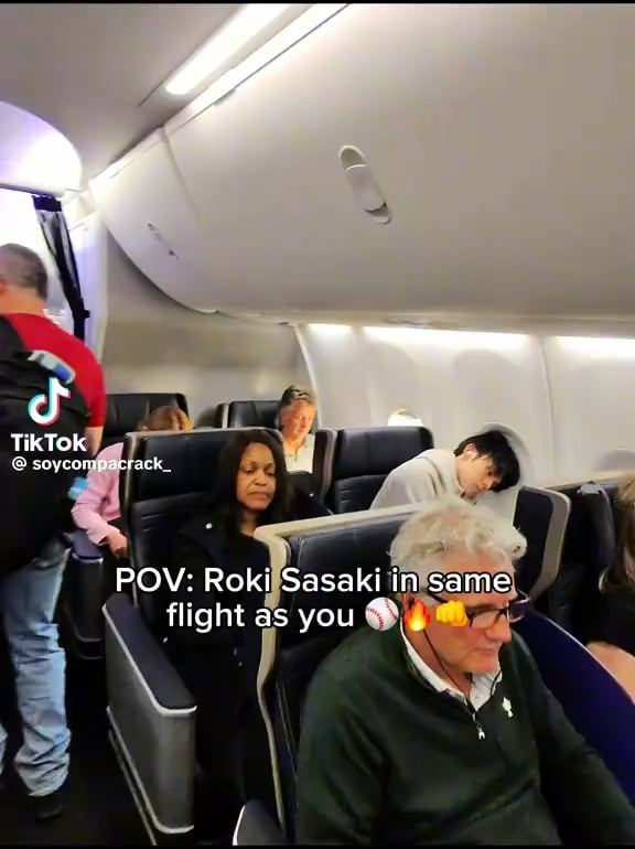 佐々木朗希が飛行機に？ドジャースファンが機内で遭遇したまさかの光景（海外の反応）