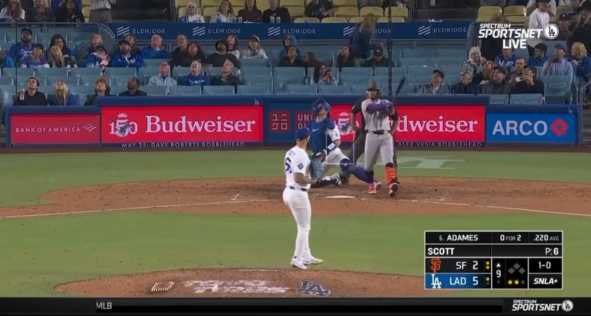 大谷翔平の同僚ウィル・スミスが山本由伸にイタズラ！ベンチの仲良しぶりが話題（海外の反応）