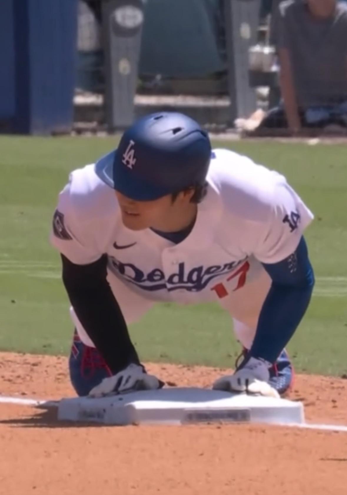 大谷翔平のベンチでの腕立て伏せが話題に、ファンからは「試合で一番の見どころ」との声(海外の反応)