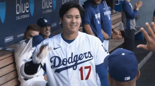 大谷翔平が通算300号本塁打を達成！ロバーツ監督との祝福シーンにファン歓喜（海外の反応）