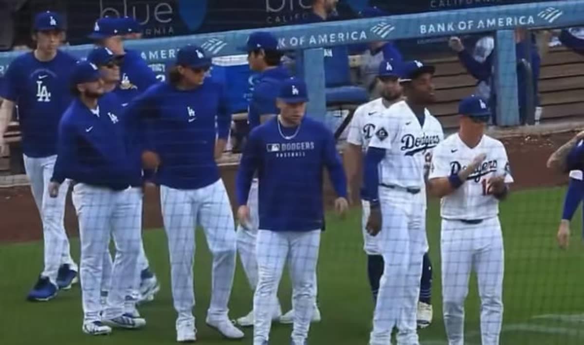 山本由伸が大谷翔平とスネルに挟まれ困惑？勝利の祝福シーンが話題（海外の反応）