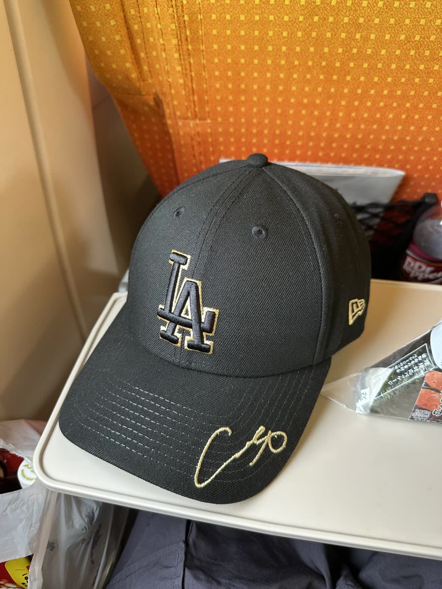 大谷翔平の日本限定ニューエラキャップが話題！黒金デザインがクールと海外ファン熱狂（海外の反応）
