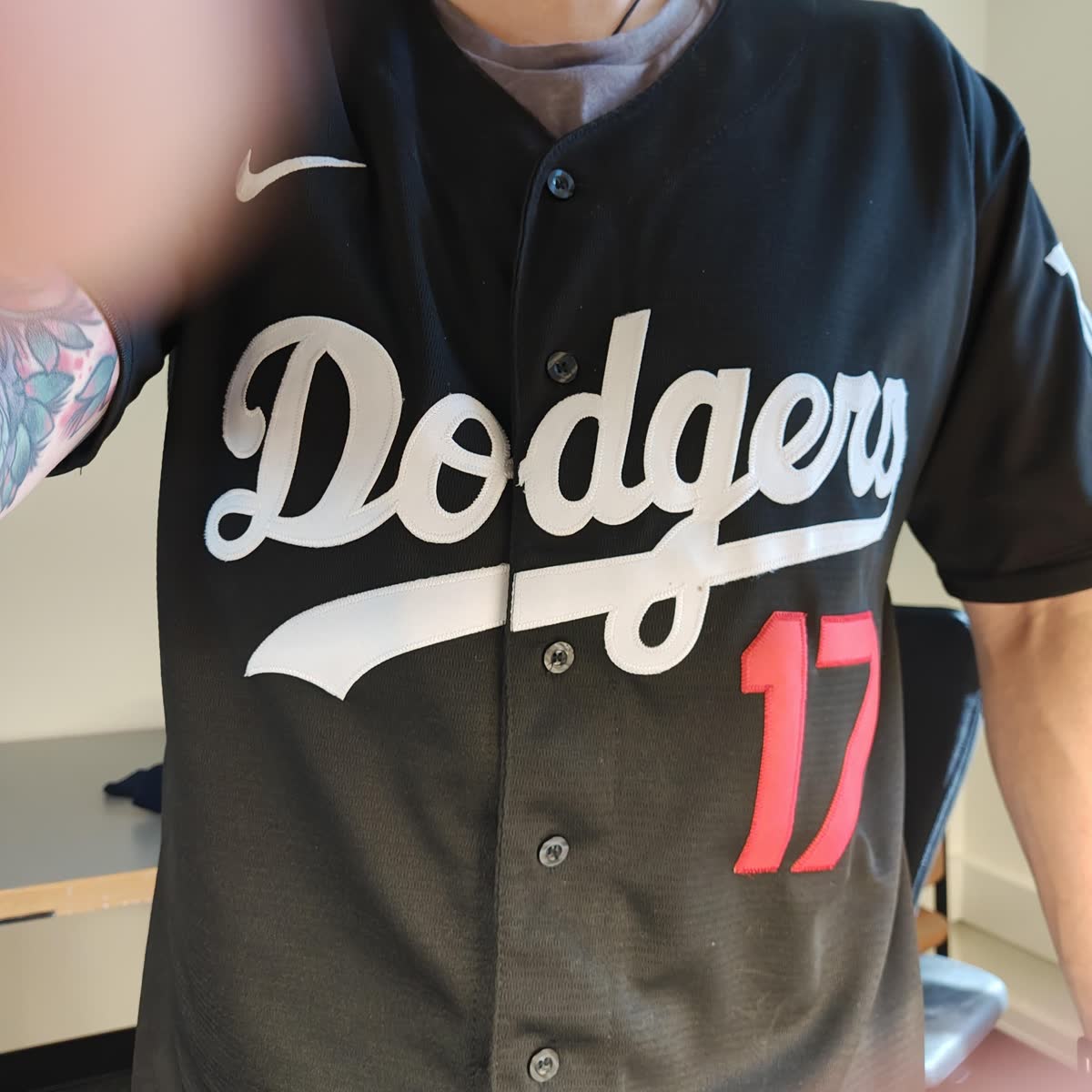 山本由伸へ熱烈エール送るゴス系ドジャースファンの投稿が話題に！黒ユニ着こなしにファン歓喜（海外の反応）