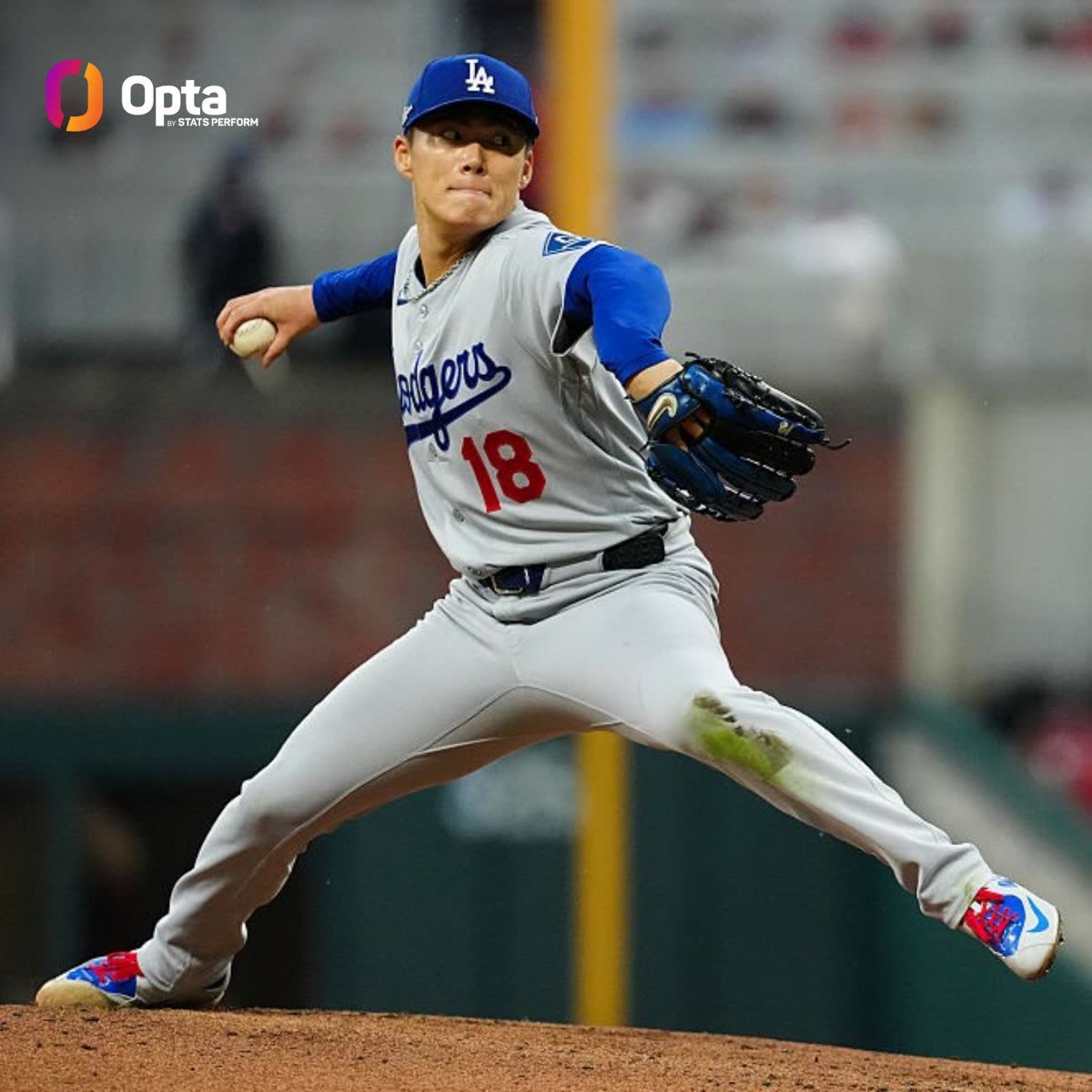 山本由伸が敵地5戦連続勝利のMLB史上初快挙！ポストシーズンで1失点以下の無双劇に絶賛の声（海外の反応）