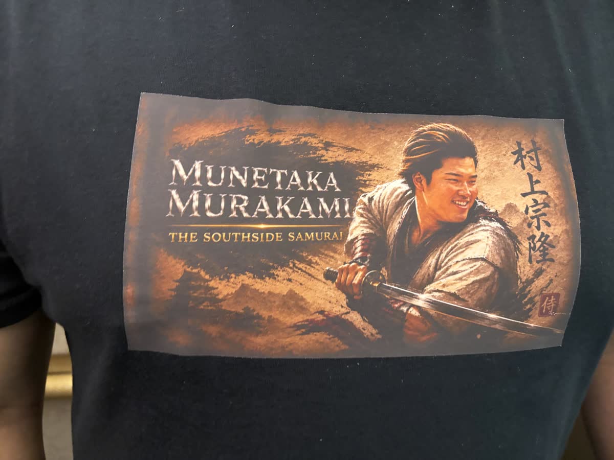 村上宗隆の自作Tシャツを着たファンが話題に、AI生成疑惑で議論勃発(海外の反応)