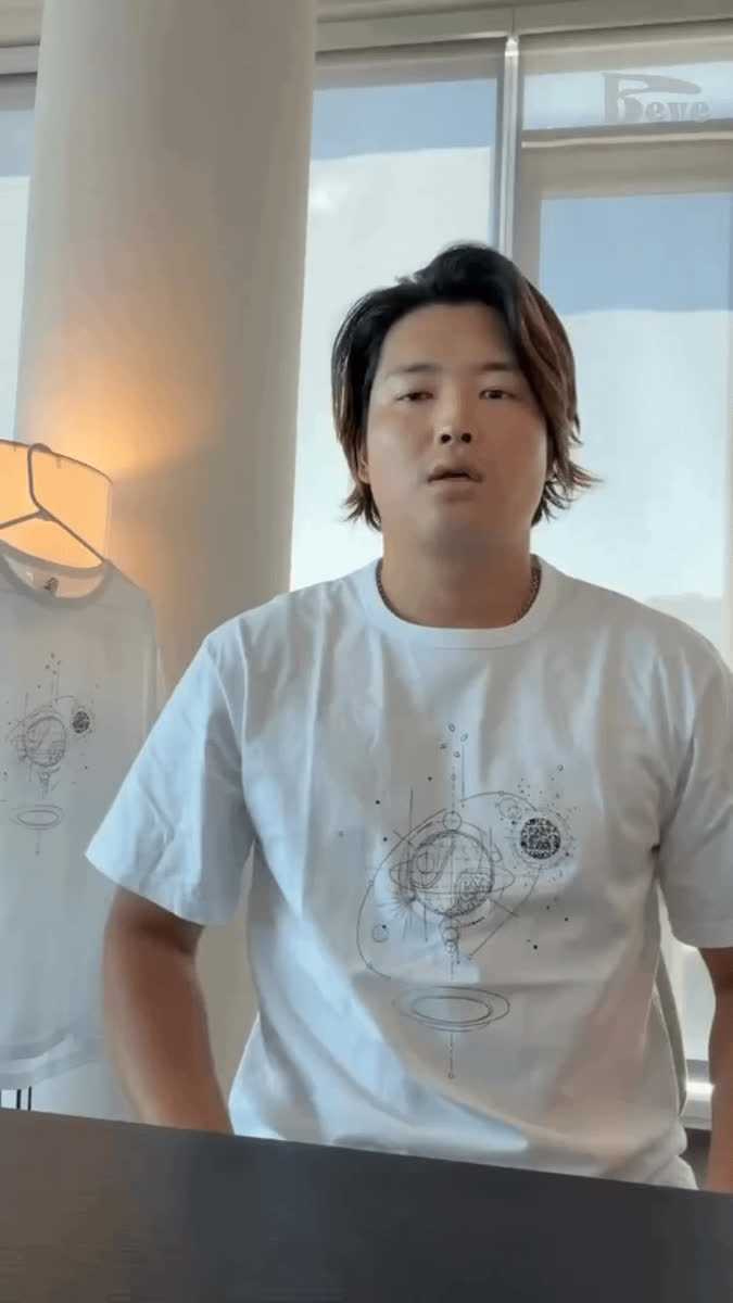 村上宗隆がチャリティTシャツを販売、米ファンからは送料に驚きの声(海外の反応)